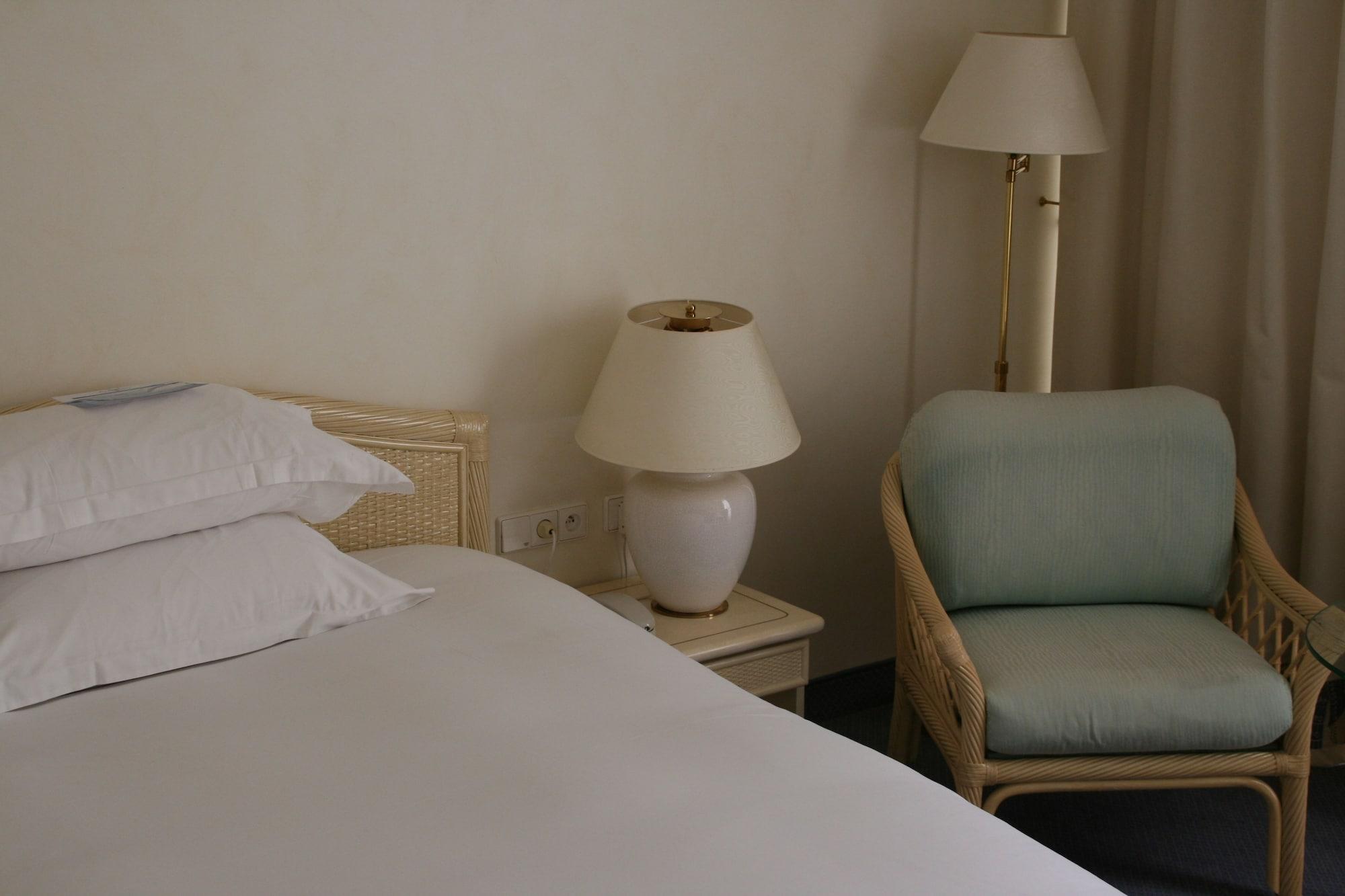 Celestins Spa Thermal & Hotel By Vy Resort Vichy Eksteriør billede A bedroom at the hotel
