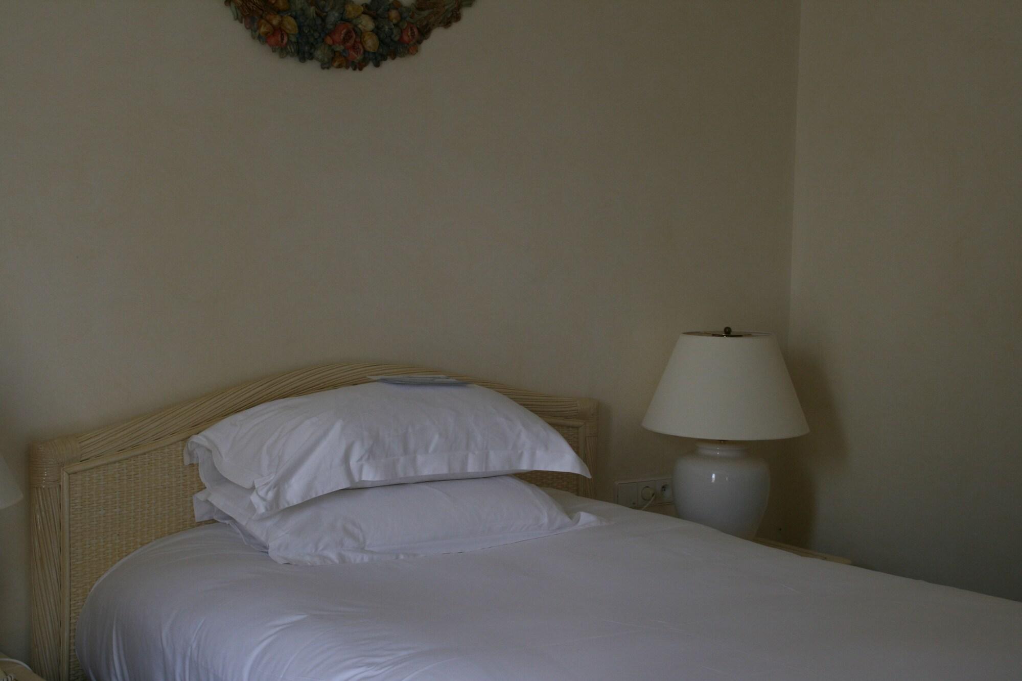 Celestins Spa Thermal & Hotel By Vy Resort Vichy Eksteriør billede A bed with a pillow