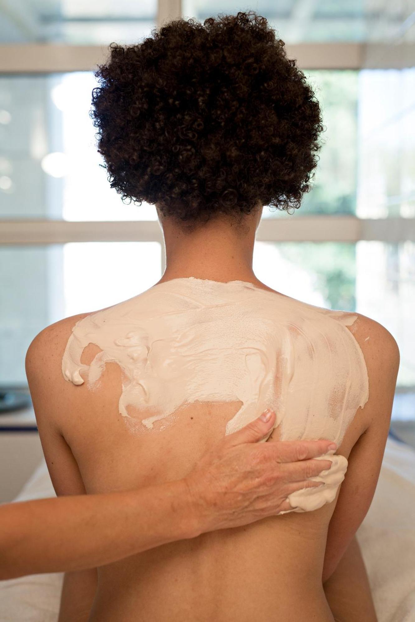 Celestins Spa Thermal & Hotel By Vy Resort Vichy Eksteriør billede A woman applying a body mask
