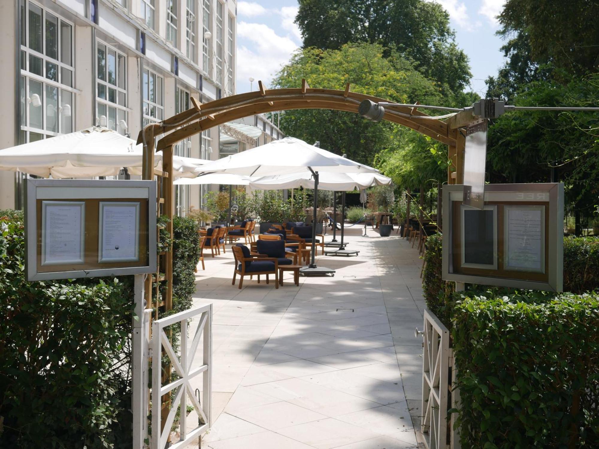 Celestins Spa Thermal & Hotel By Vy Resort Vichy Eksteriør billede The courtyard at the London Business School
