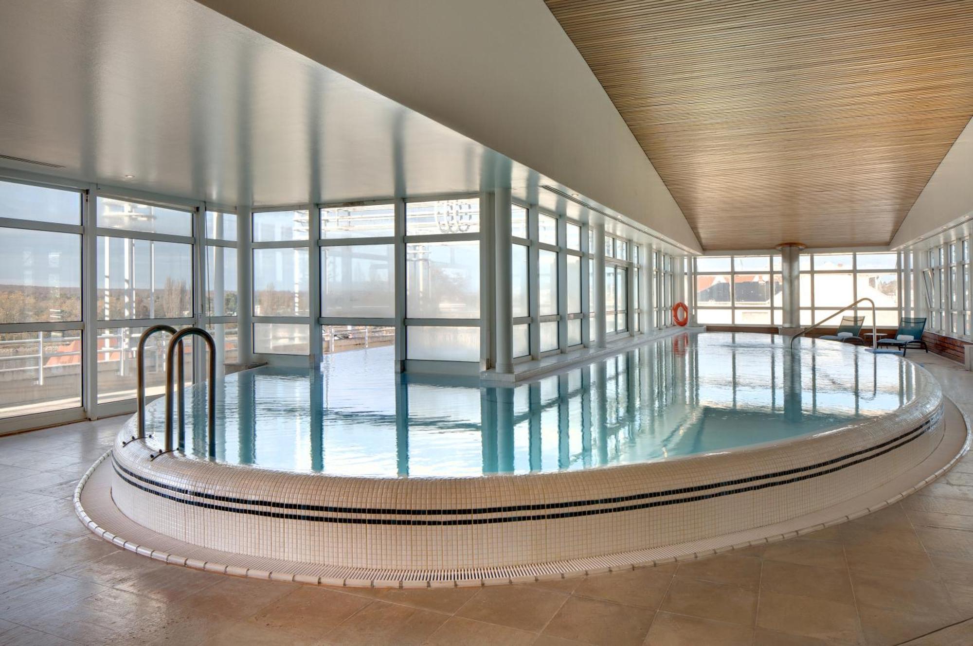 Celestins Spa Thermal & Hotel By Vy Resort Vichy Eksteriør billede The swimming pool at the University of Bath