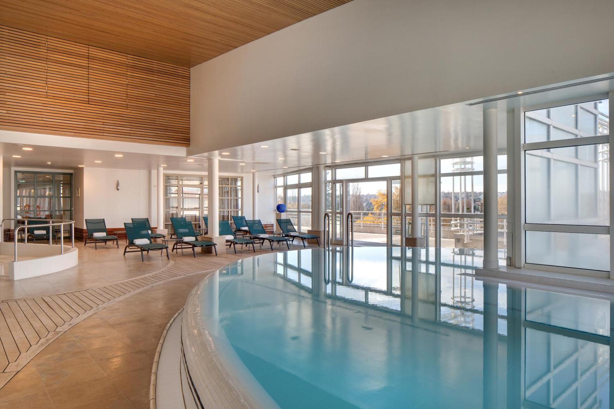 Celestins Spa Thermal & Hotel By Vy Resort Vichy Eksteriør billede The pool at the Hotel
