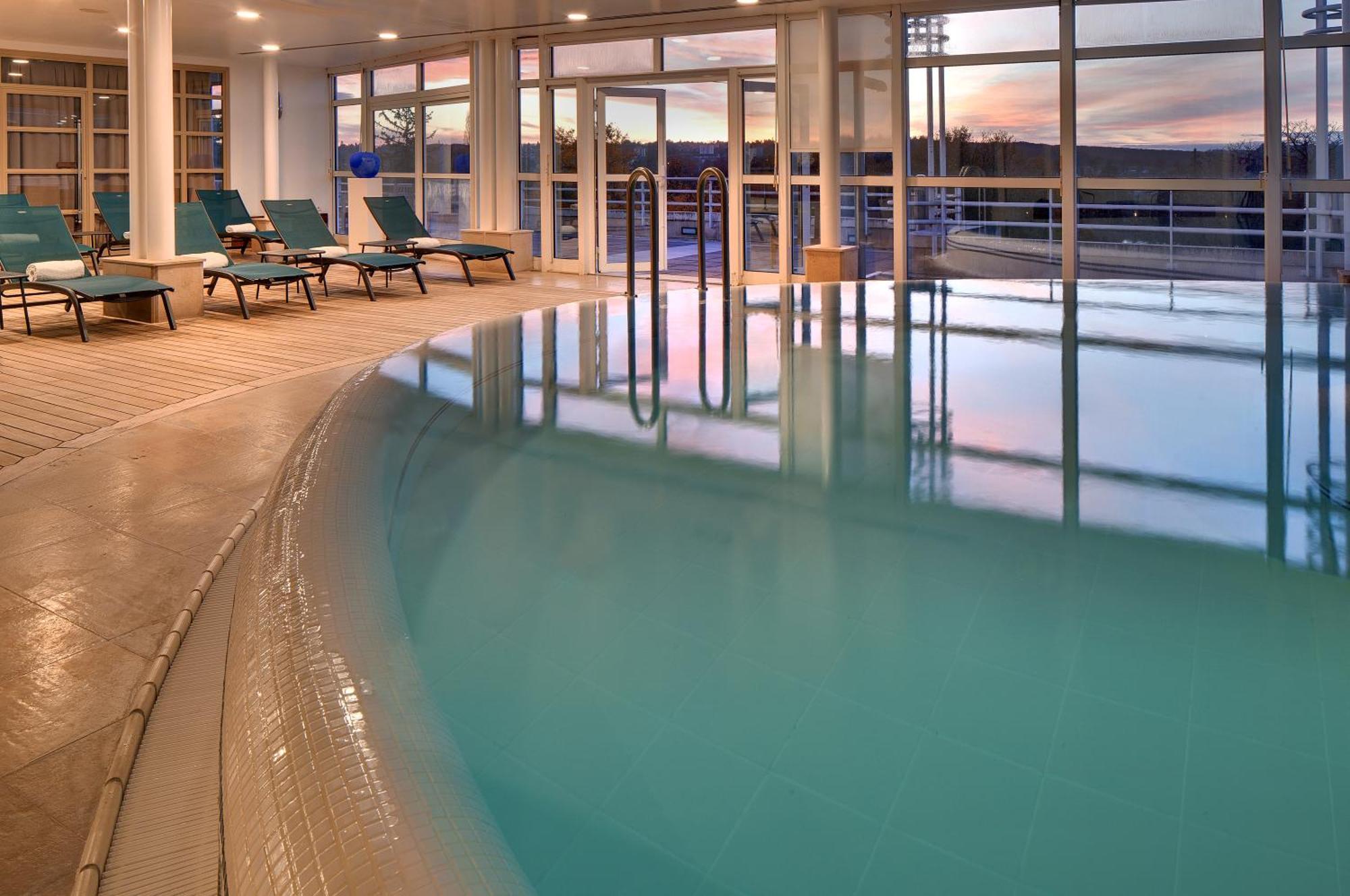 Celestins Spa Thermal & Hotel By Vy Resort Vichy Eksteriør billede The pool at the Hotel