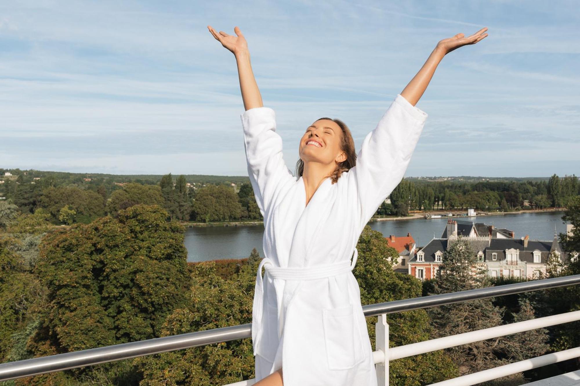 Celestins Spa Thermal & Hotel By Vy Resort Vichy Eksteriør billede A woman wearing a bathrobe