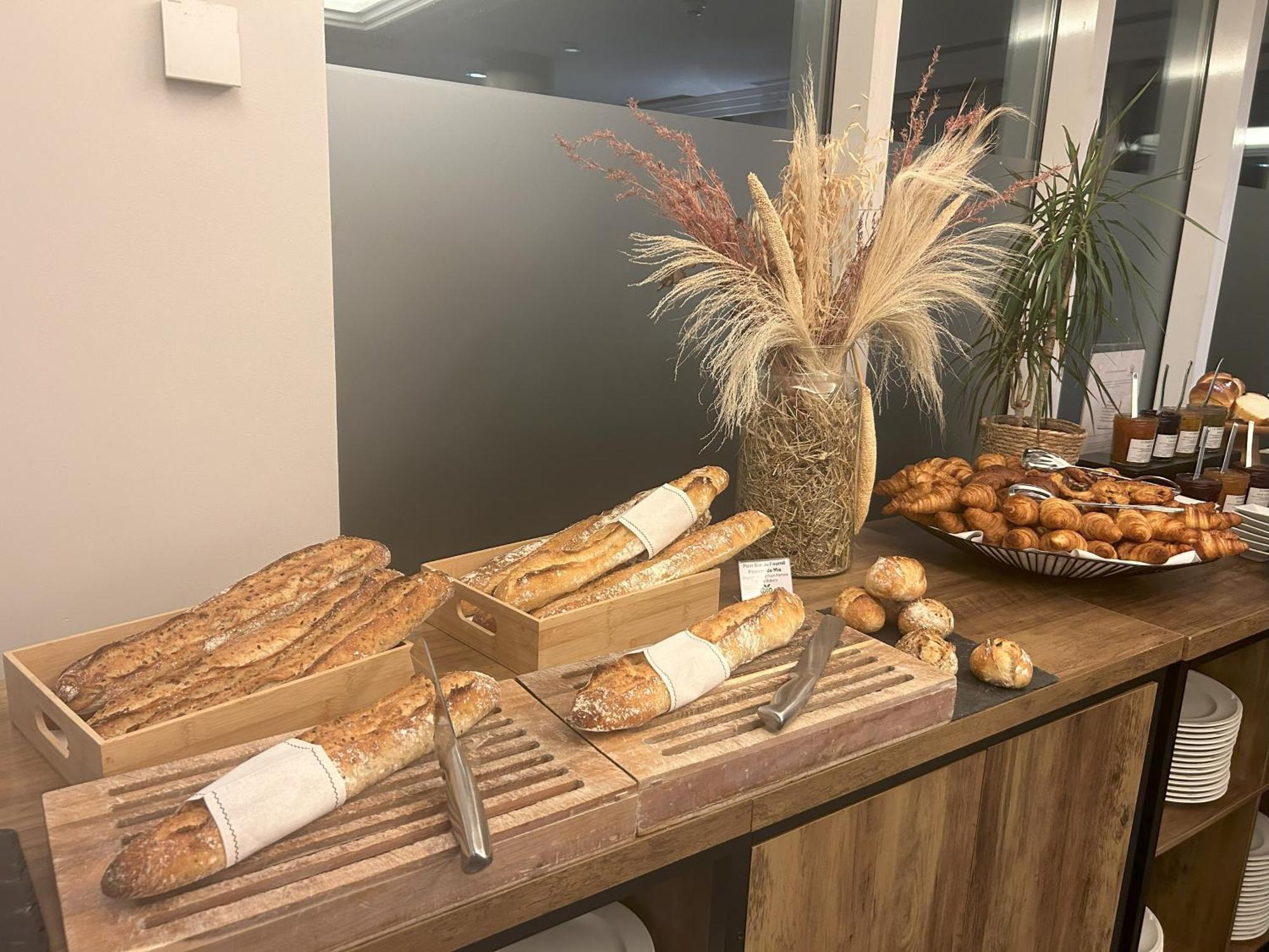 Celestins Spa Thermal & Hotel By Vy Resort Vichy Eksteriør billede Bread and pastries at a buffet