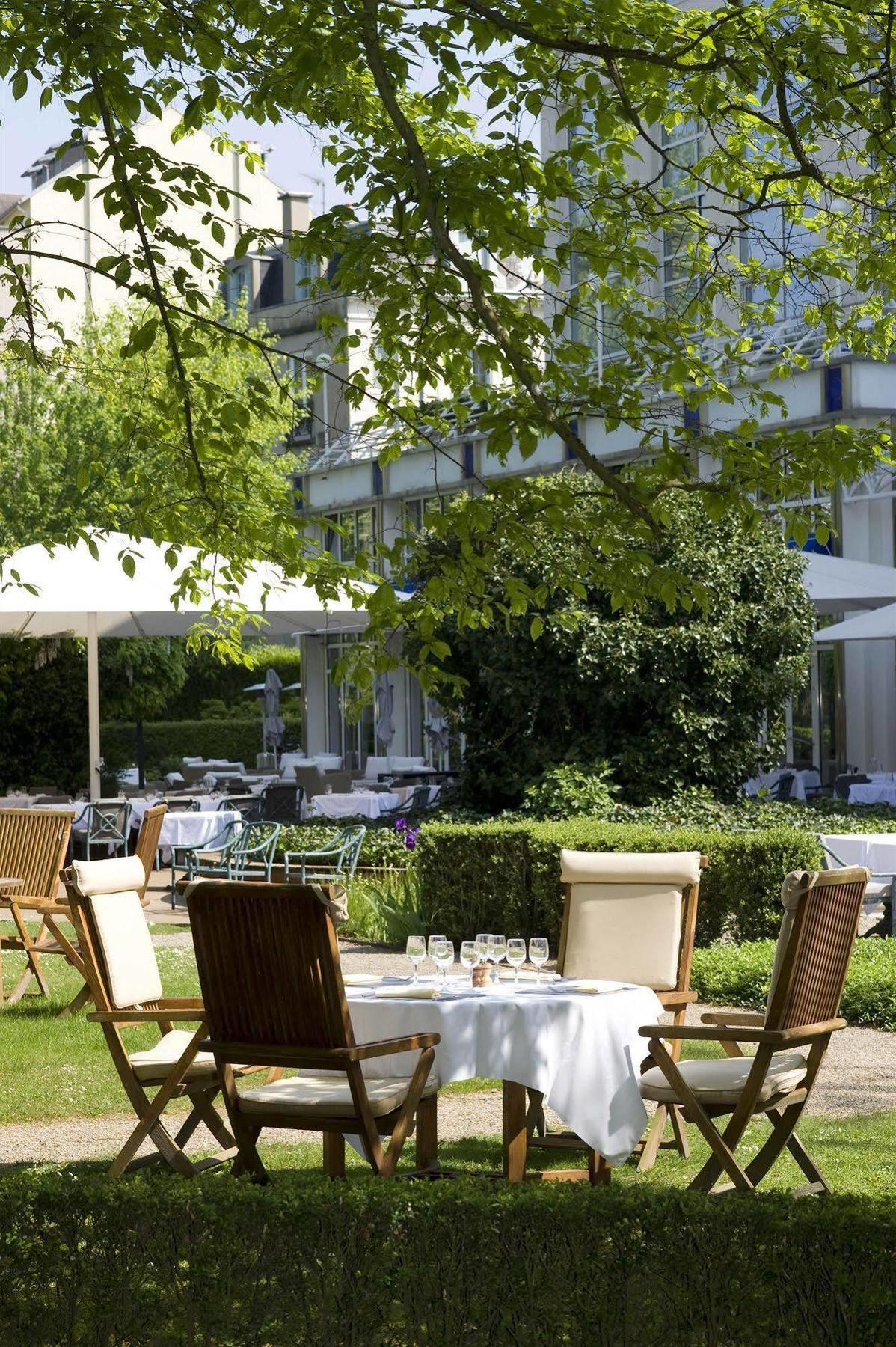 Celestins Spa Thermal & Hotel By Vy Resort Vichy Eksteriør billede The garden of the hotel